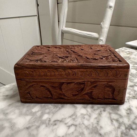 Vintage Handcrafted Wooden Box with Intricate Carvings leaves 4x6x2 - Picture 1 of 1